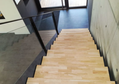 Garde corps en verre pour escalier en bois et acier